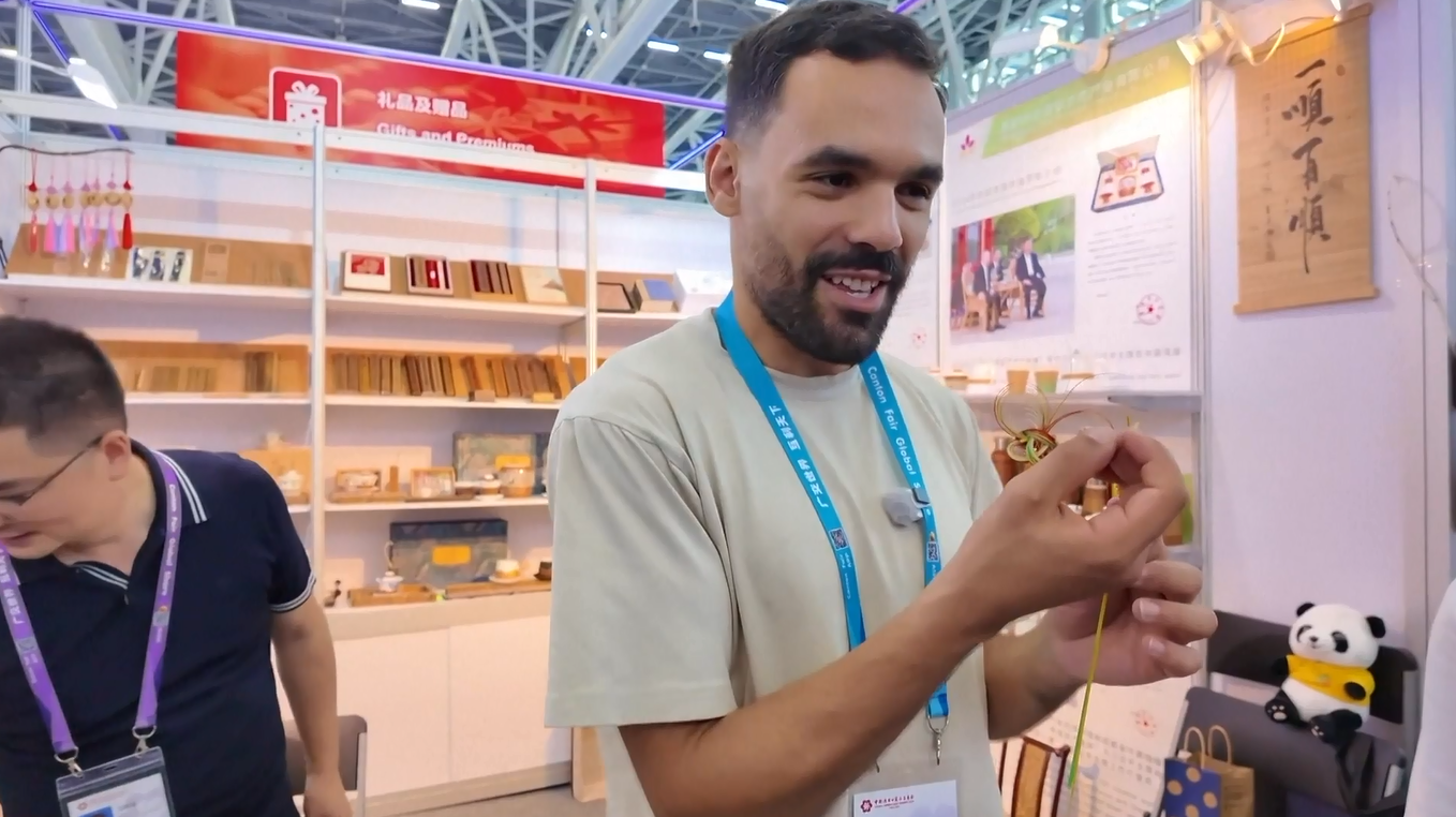 Produk-produk Bernuansa Tiongkok Menarik Minat Pembeli Luar Negeri di Canton Fair
