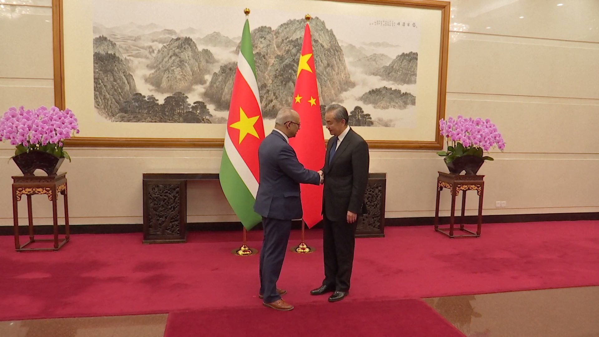 Menteri Luar Negeri Tiongkok Wang Yi pada hari Selasa bertemu dengan Menteri Luar Negeri Suriname Albert Ramdin di Beijing