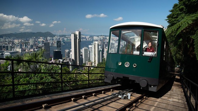 Kebutuhan kepergian warga banyak kota di daratan selama liburan Hari Buruh Internasional ke Hong Kong bertambah