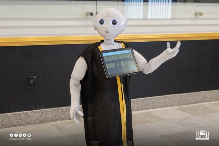 Pengelola Dua Masjid Suci Masjidil Haram dan Masjid Nabawi memperkenalkan robot ini sebagai pemandu di pabrik kiswah