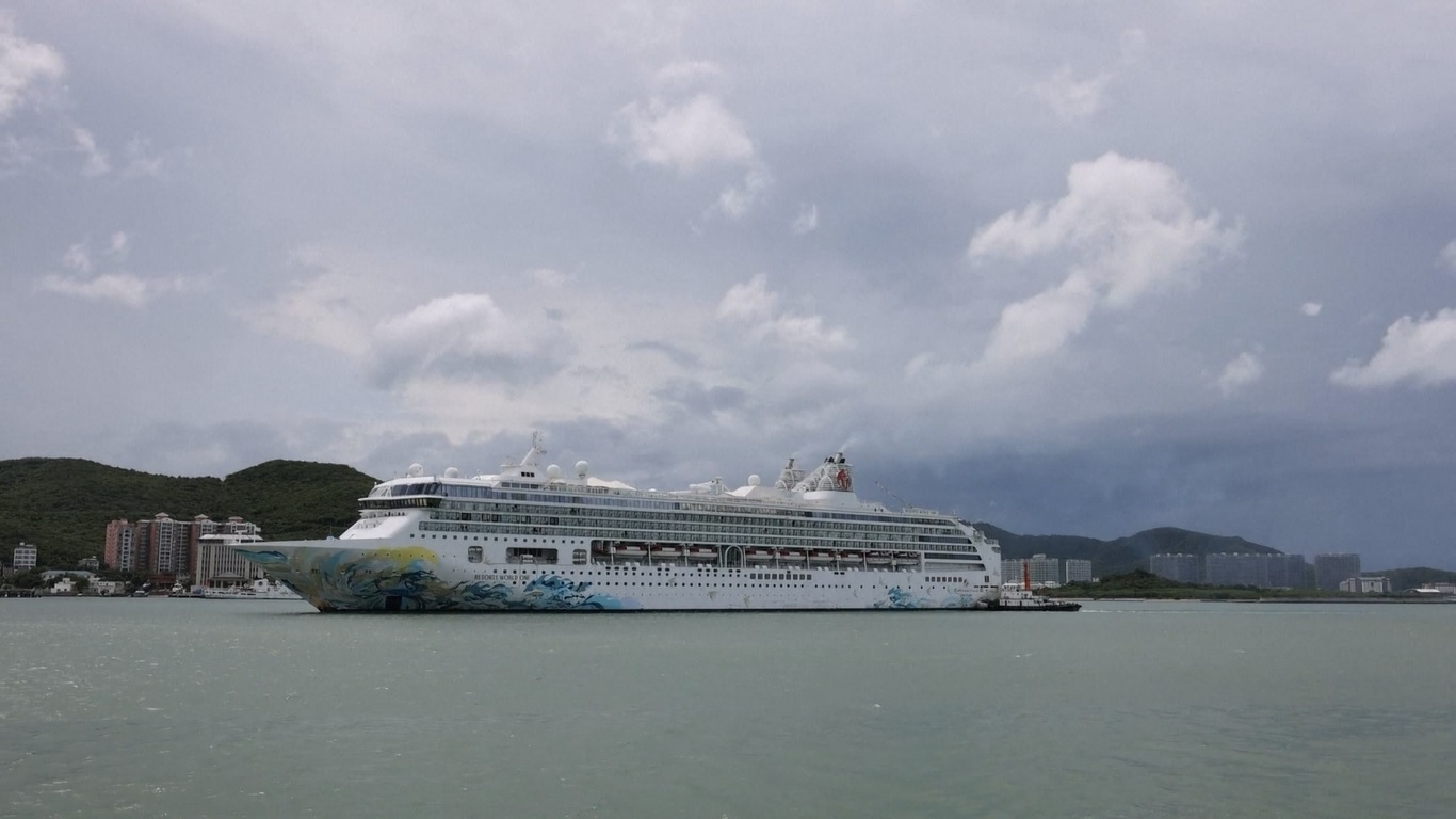 Kapal pesiar tersebut sedang dalam rute musim dingin antara Hong Kong dan Sanya