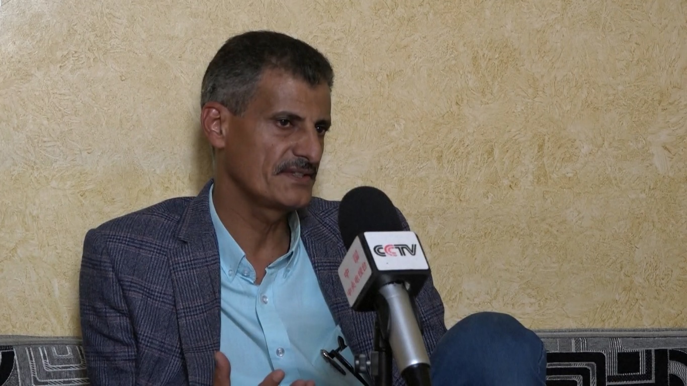 Meletusnya perang saudara pada akhir 2014 telah menambah tekanan pada anggaran keluarga Jawad Shamsan karena mengalami pemotongan gaji yang drastis