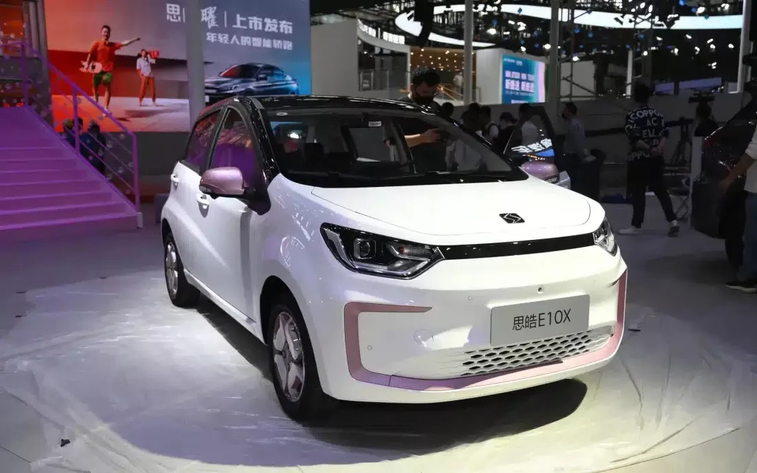 JAC Motors pabrikan otomotif Tiongkok memperkenalkan kendaraan listrik pertama yang ditenagai oleh baterai sodium-ion (natrium-ion) pada mobil merek Yiwei E10X