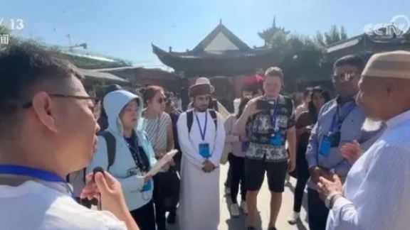 Perjalanan sembilan hari itu juga membawa para jurnalis ke tempat-tempat keagamaan termasuk Institut Islam Xinjiang di Urumqi Masjid Shaanxi di kota Yining dan Gua Kizil di Aksu tempat mereka berbincang dengan tokoh-tokoh agama dan umat Muslim