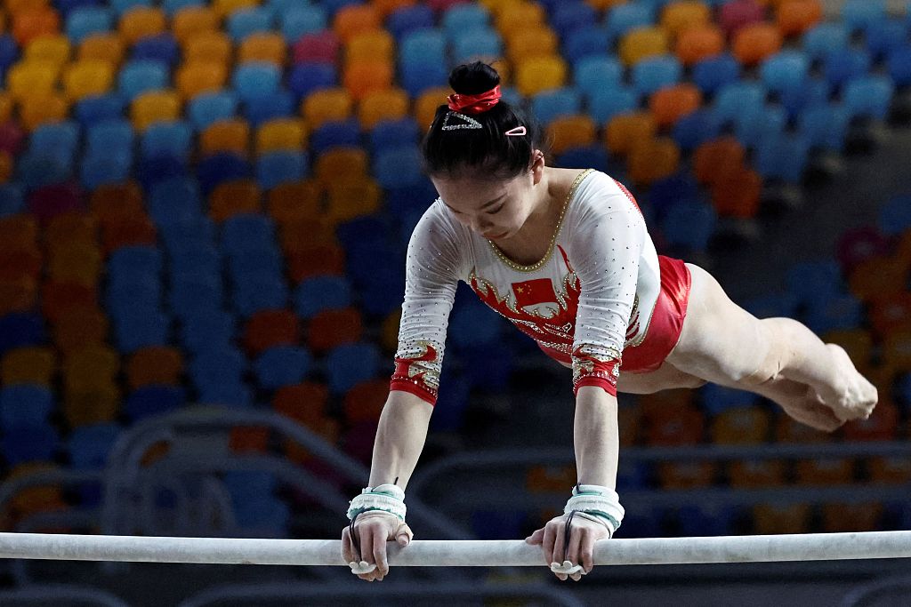 Pesenam asal Tiongkok Huang Zhuofan memenangkan emas sementara rekan setimnya Luo Huan mengamankan perak di palang yang tidak rata di Piala Dunia Artistic Gymnastics Apparatus 2024 di Kairo Sabtu(18/2)