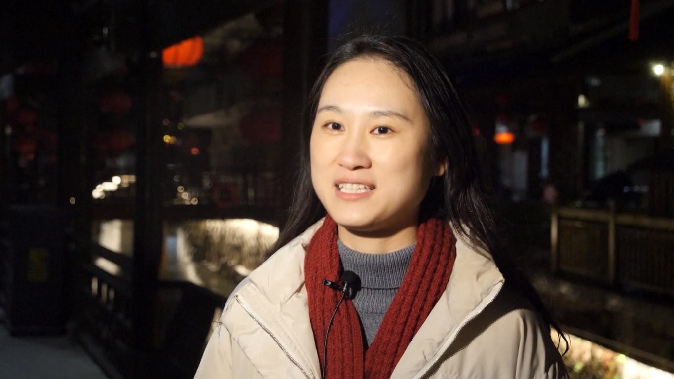 Ada berbagai macam bentuk lampion warna-warni yang menampilkan naga terbang