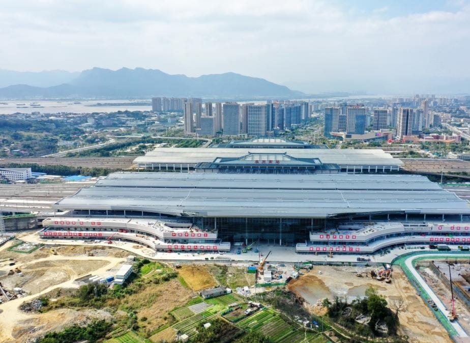Jalur ini merupakan jalur kereta berkecepatan tinggi pertama yang melintasi laut di Tiongkok