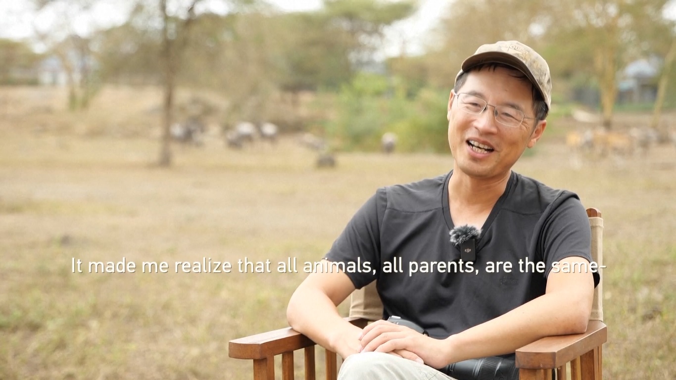 Selama bekerja sebagai juru kamera dan pelindung satwa liar di taman nasional negara tersebut