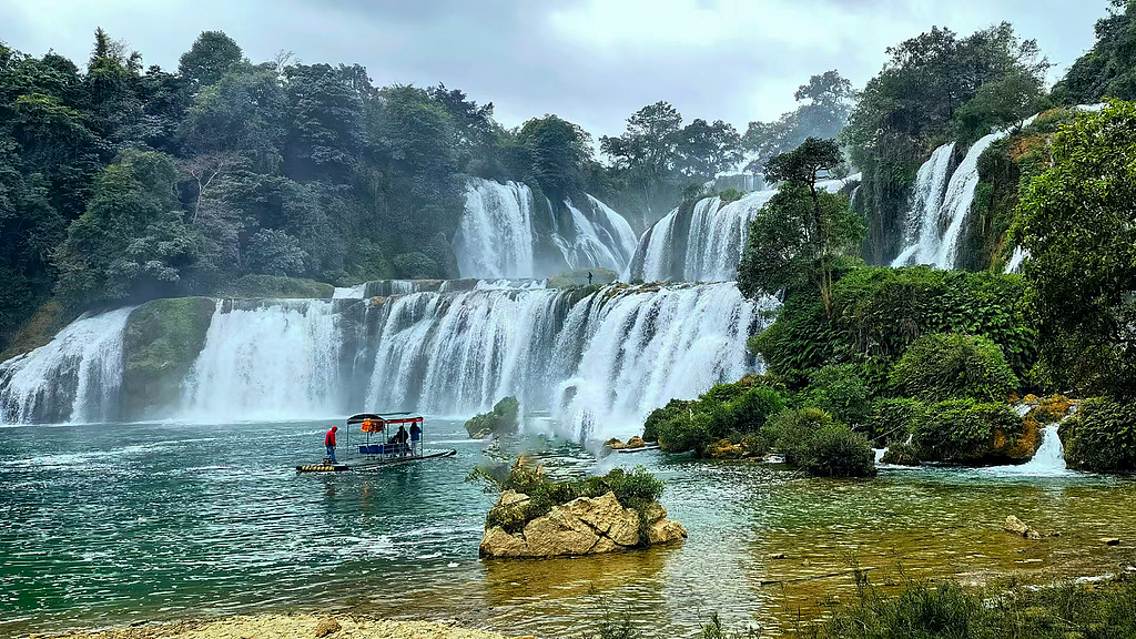 Air Terjun Detian memiliki lebar lebih dari 200 meter dan memiliki ketinggian lebih dari 70 meter