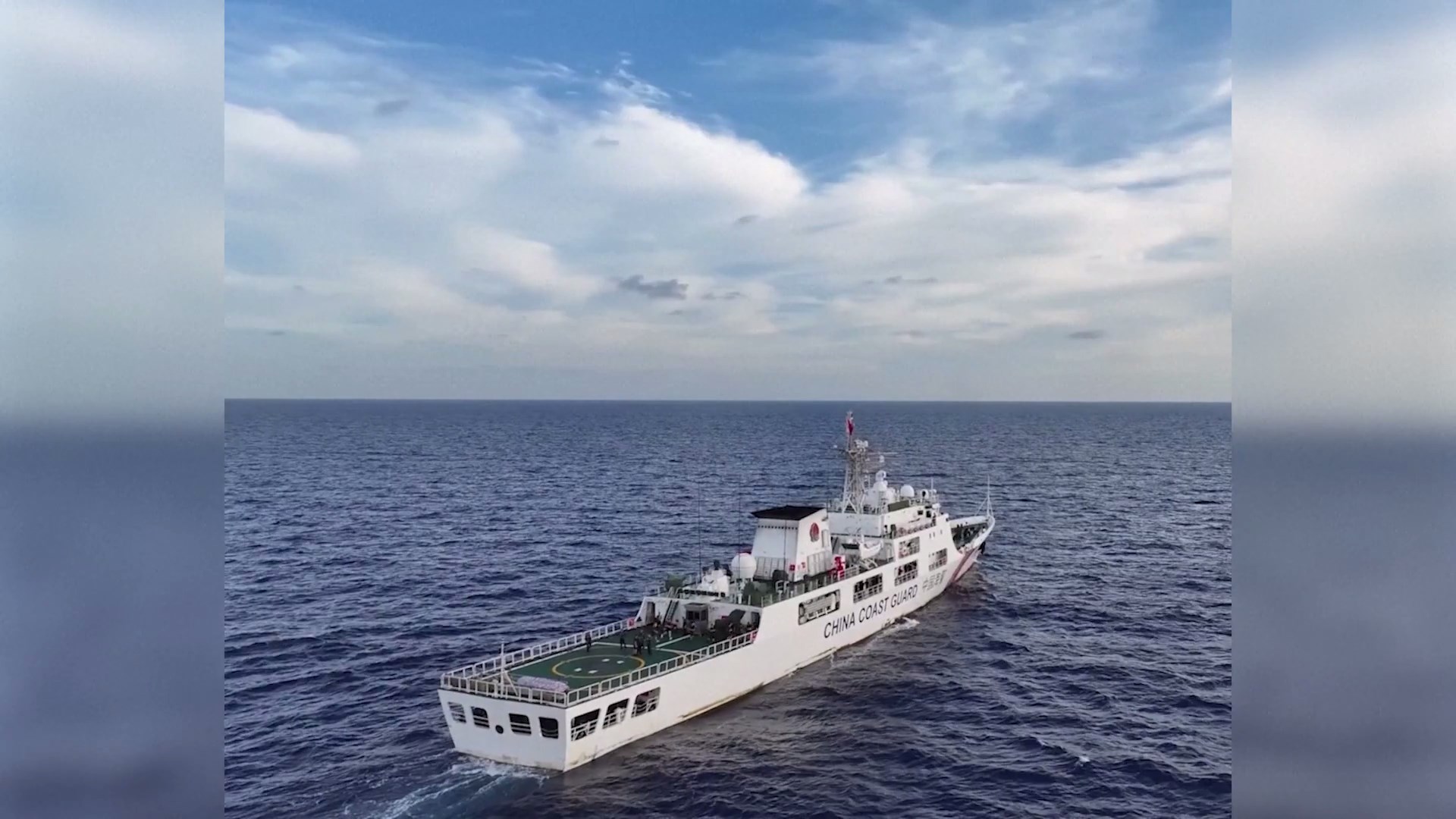 Kapal-kapal Penjaga Pantai Tiongkok (CCG) telah berpatroli di perairan Ren'ai Jiao (Terumbu Karang) Tiongkok di Laut Cina Selatan dengan pemandangan kapal militer Filipina yang secara ilegal dikandangkan di sana