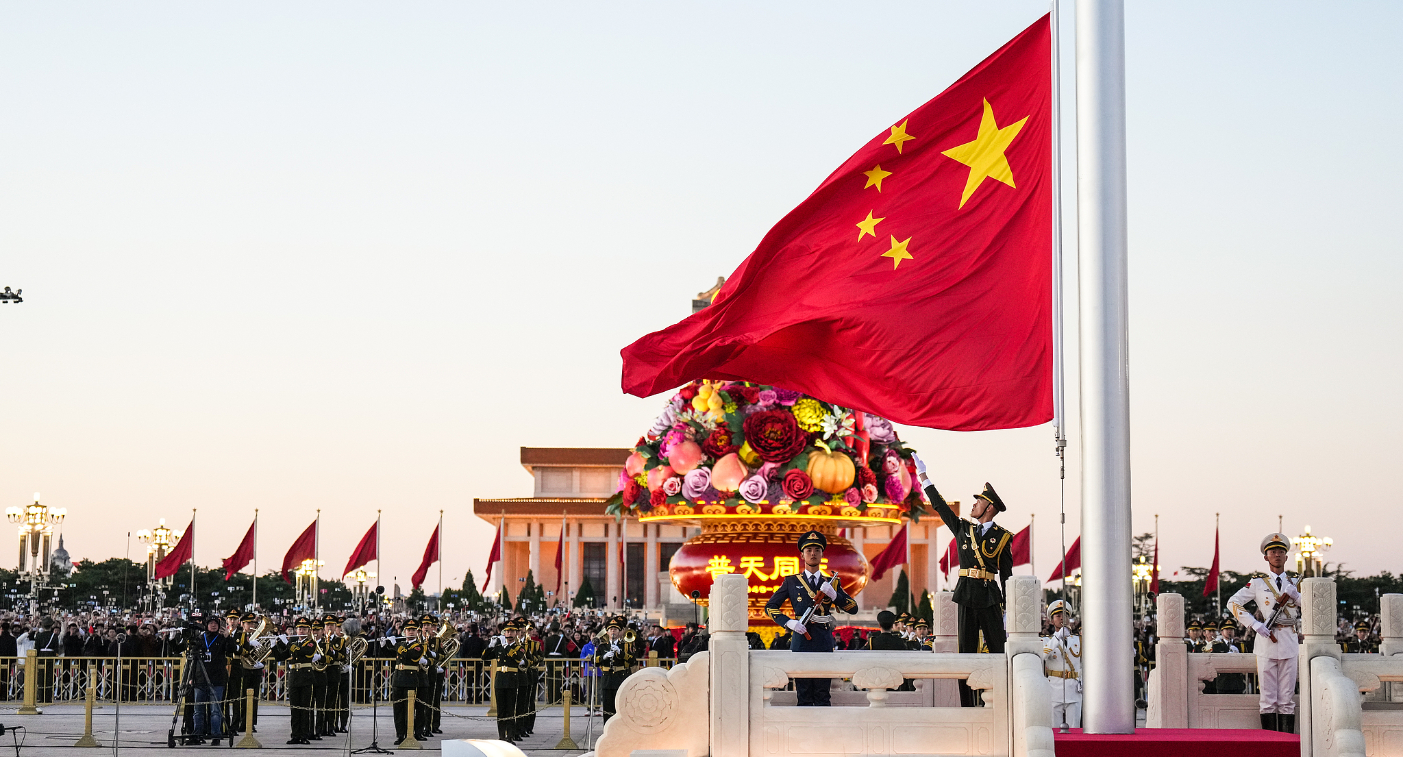 Lapangan Tiananmen menyaksikan pengibaran bendera nasional RRT pertama pada tanggal 1 Oktober 1949