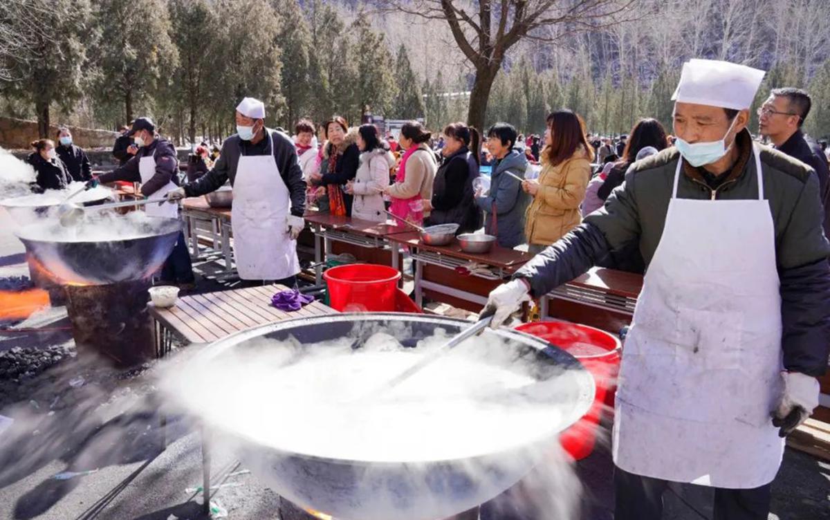 Ditempat ini para wisatawan juga dapat menikmati pemandangan alam termasuk pegunungan yang tertutup hutan