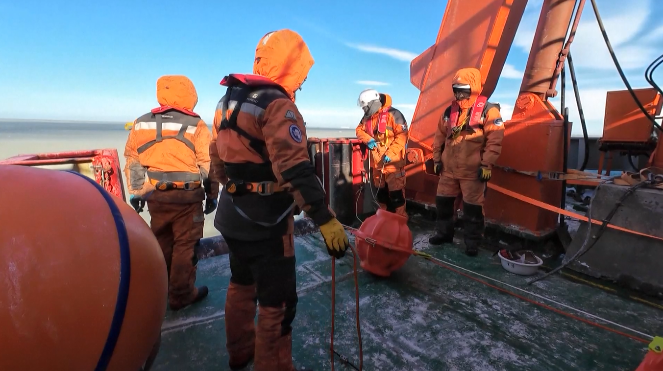 Kapal Pemecah Es Tiongkok 'Xuelong 2' Mengambil Pelampung Tambat Bawah Permukaan dari Antartika