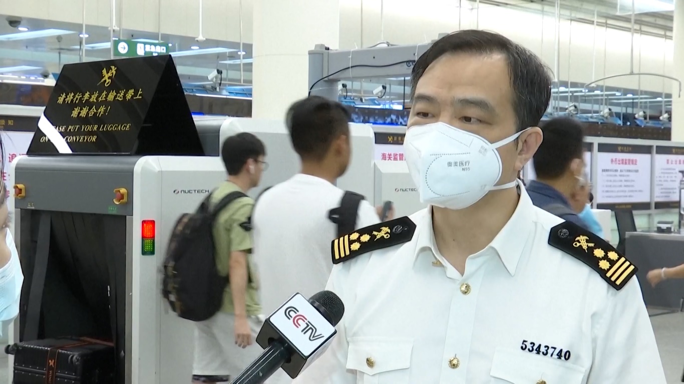 Peningkatan pengunjung berarti peningkatan lalu lintas pejalan kaki untuk toko-toko bebas bea yang didirikan di berbagai pos pemeriksaan kota tersebut