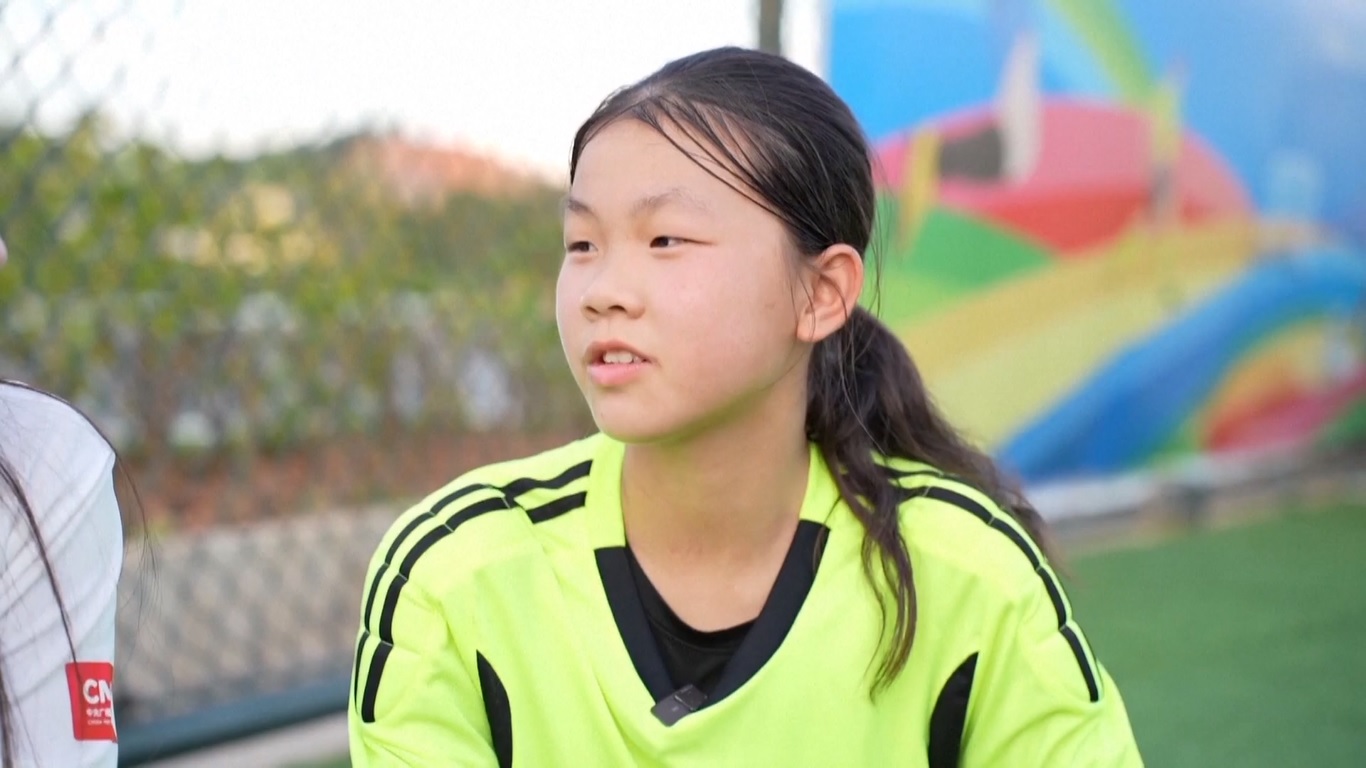 Banyak siswa yang mengatakan bahwa bermain sepak bola membuat mereka lebih sehat