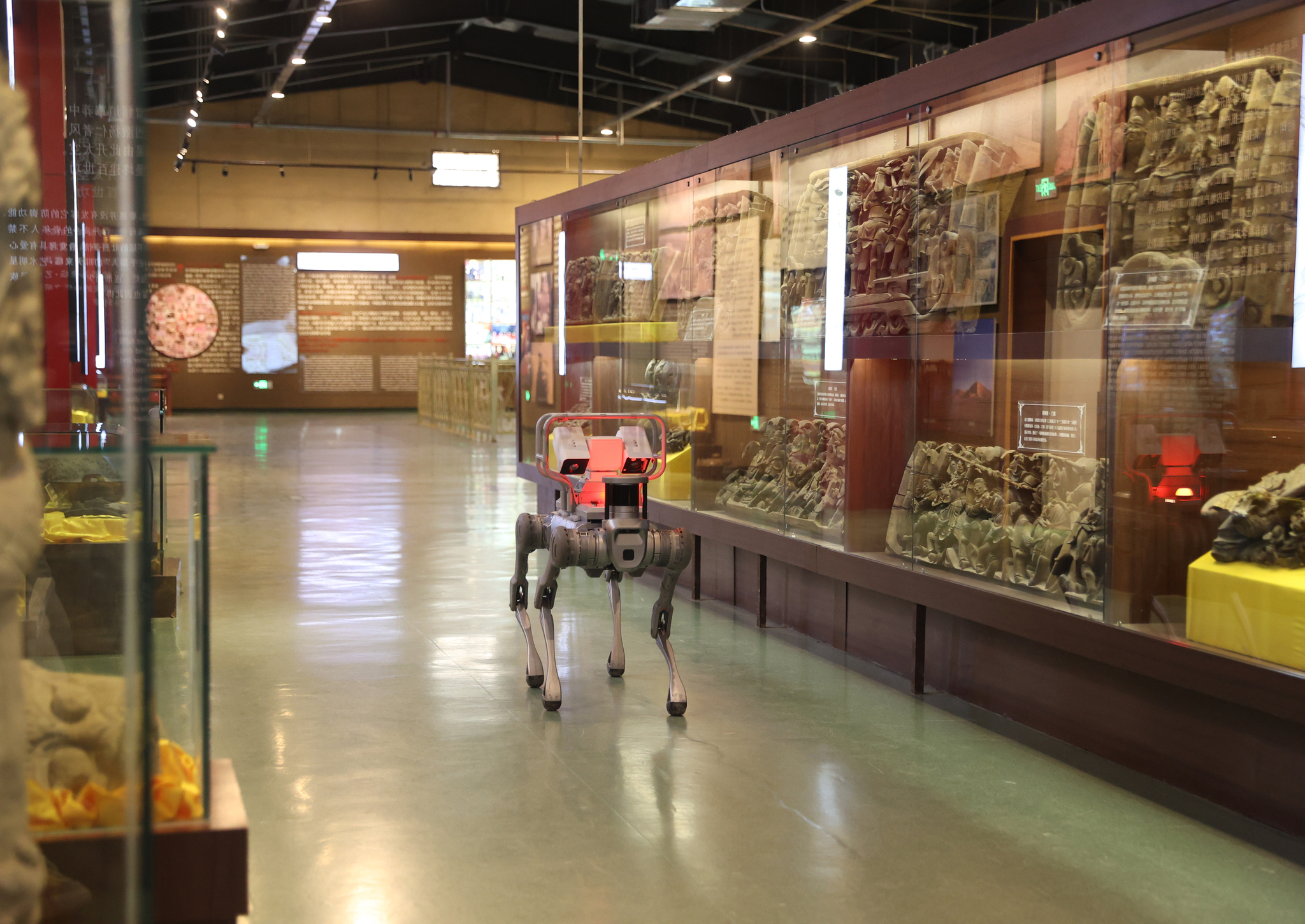 Terintegrasi dengan sistem manajemen cerdas studio robot anjing ini dirancang untuk membantu membangun jaringan keamanan yang komprehensif dan cerdas