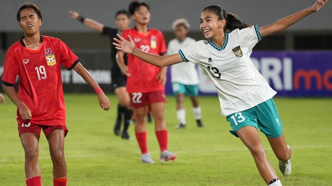 Penyerang Timnas Putri Indonesia Claudia Scheunemann kembali mencuri perhatian dengan penampilan cemerlangnya saat membantu tim Garuda Pertiwi menang 3-2 atas Bahrain