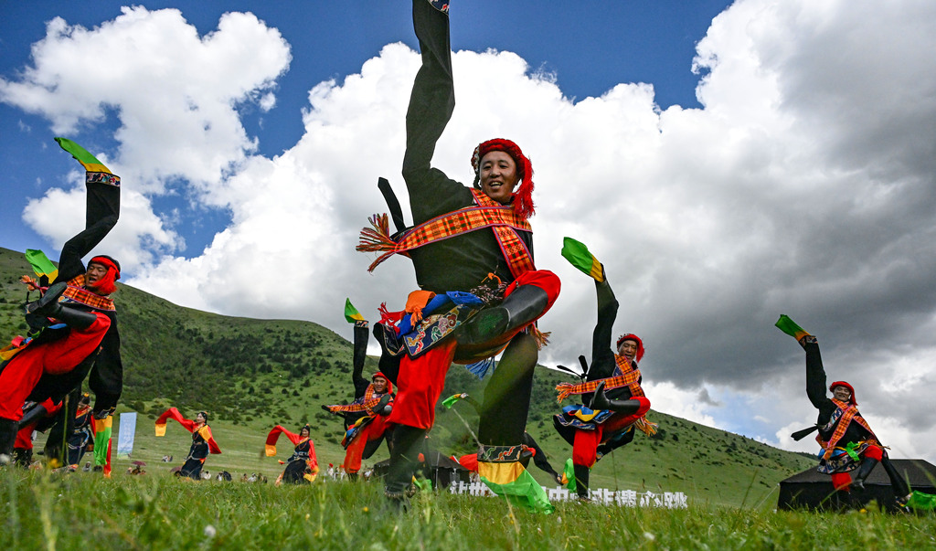 Pertunjukan Langsung Warisan Budaya tak Benda di Padang Rumput Yuke, Sichuan