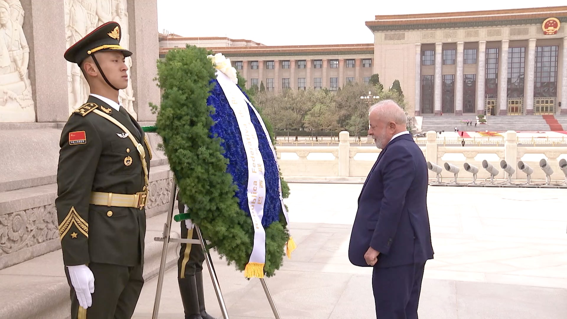 Presiden Brasil menuju Lapangan Tian’anmen Beijing untuk meletakkan karangan bunga di depan Tugu Peringatan Pahlawan Rakyat