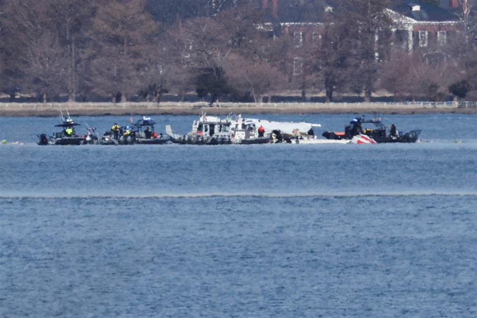 Kedutaan Besar Tiongkok di Amerika Serikat mengatakan  dua warga negara Tiongkok termasuk di antara korban dalam tabrakan udara antara pesawat penumpang dan helikopter