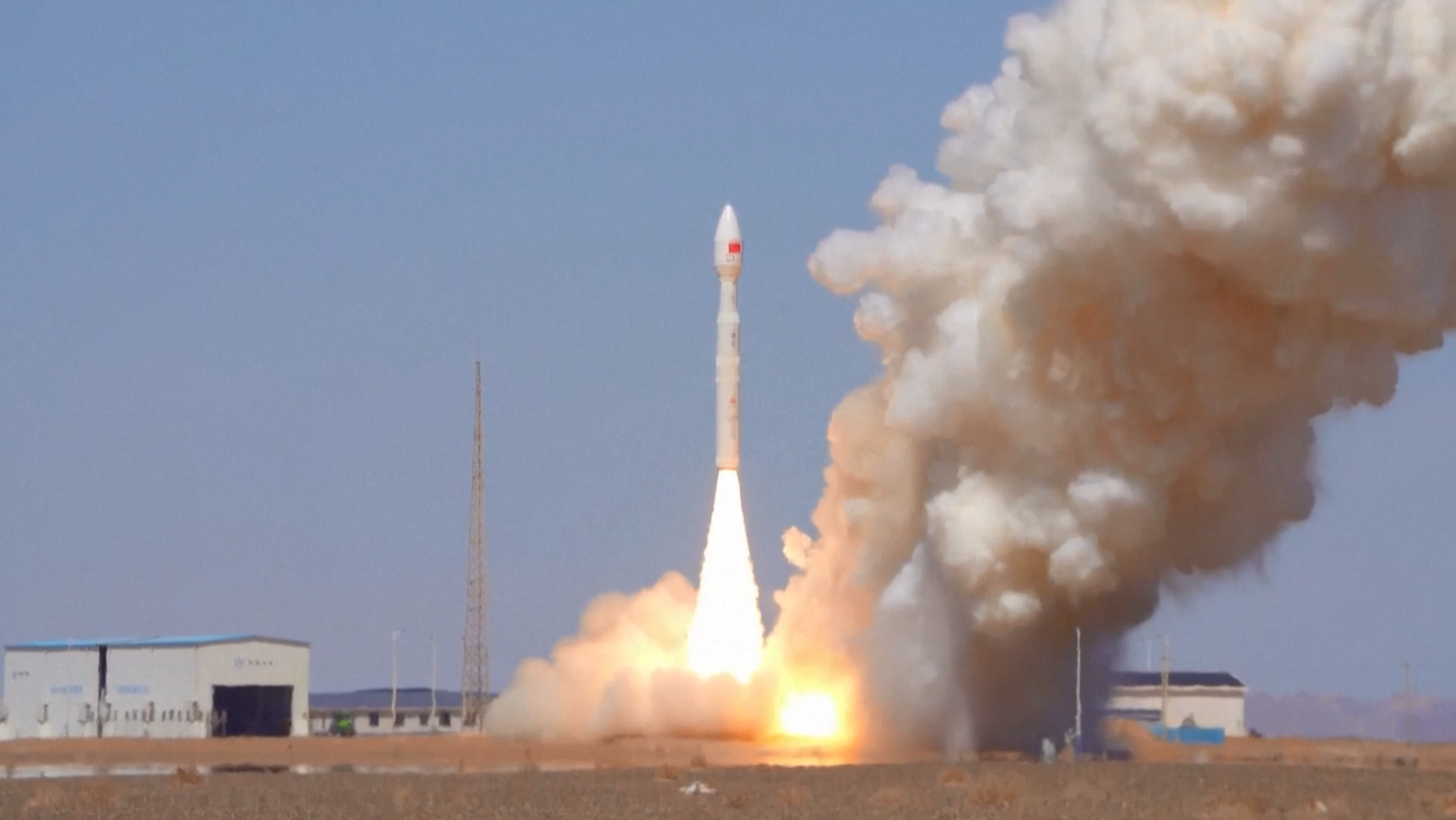 Tiongkok Luncurkan Roket Lijian-1 Y12 untuk Kirimkan 8 Satelit ke Luar Angkasa