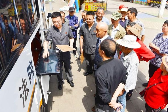 Sebuah mobil van bertuliskan keadilan menarik perhatian warga di Longshui yang terletak di Distrik Dazu