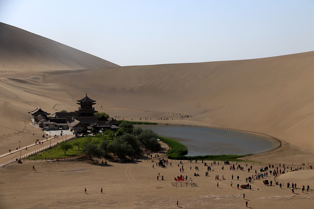 Menurut statistik dari departemen budaya dan pariwisata Dunhuang