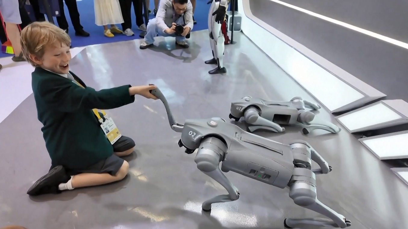 Robot dan Mobil Terbang Berikan Gambaran Sekilas tentang Masa Depan di Pameran Produk Konsumen di Hainan