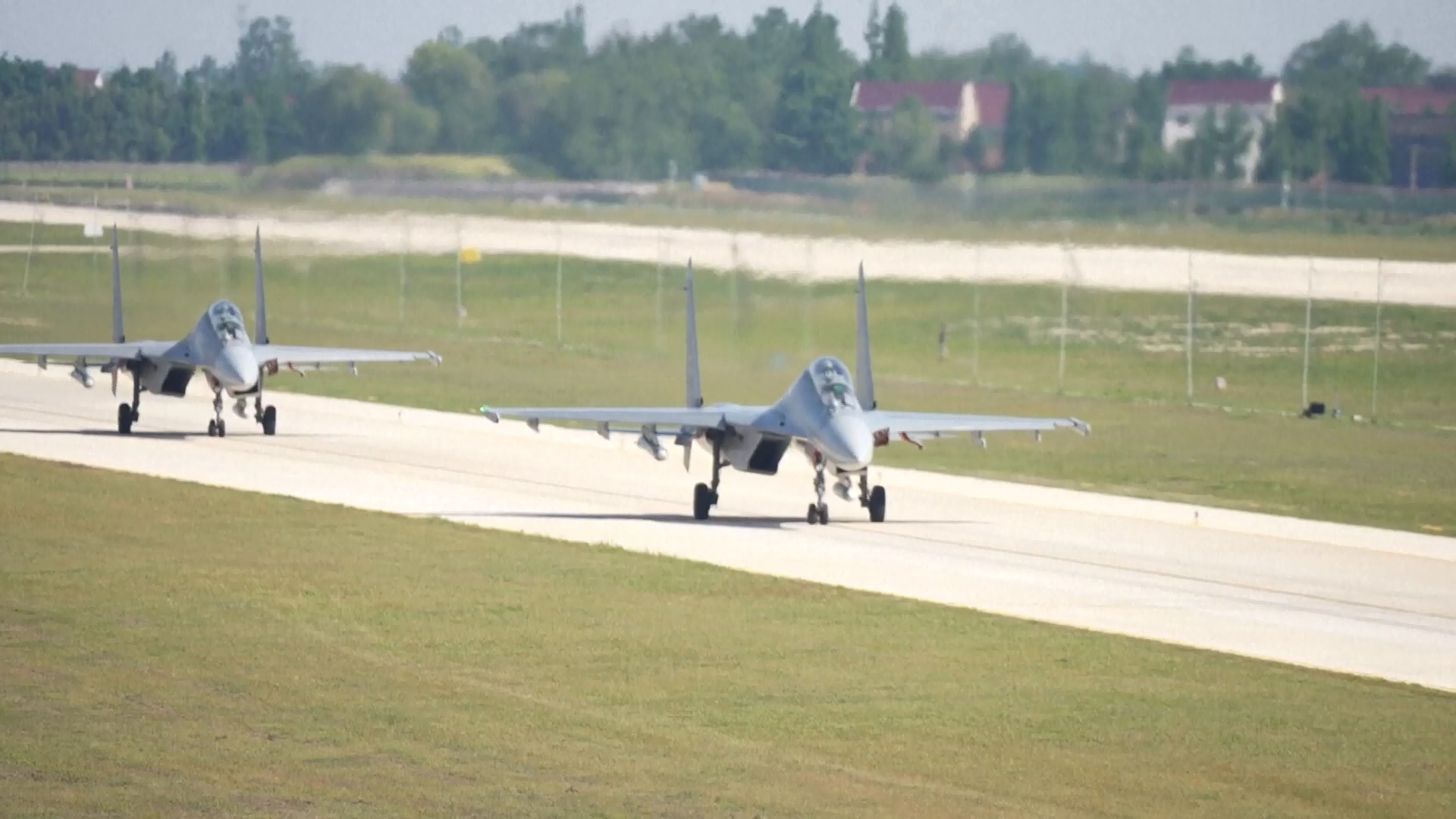 “Pesawat tempur J-16 yang baru diadopsi memiliki konfigurasi aerodinamis dan kinerja manuver yang lebih baik