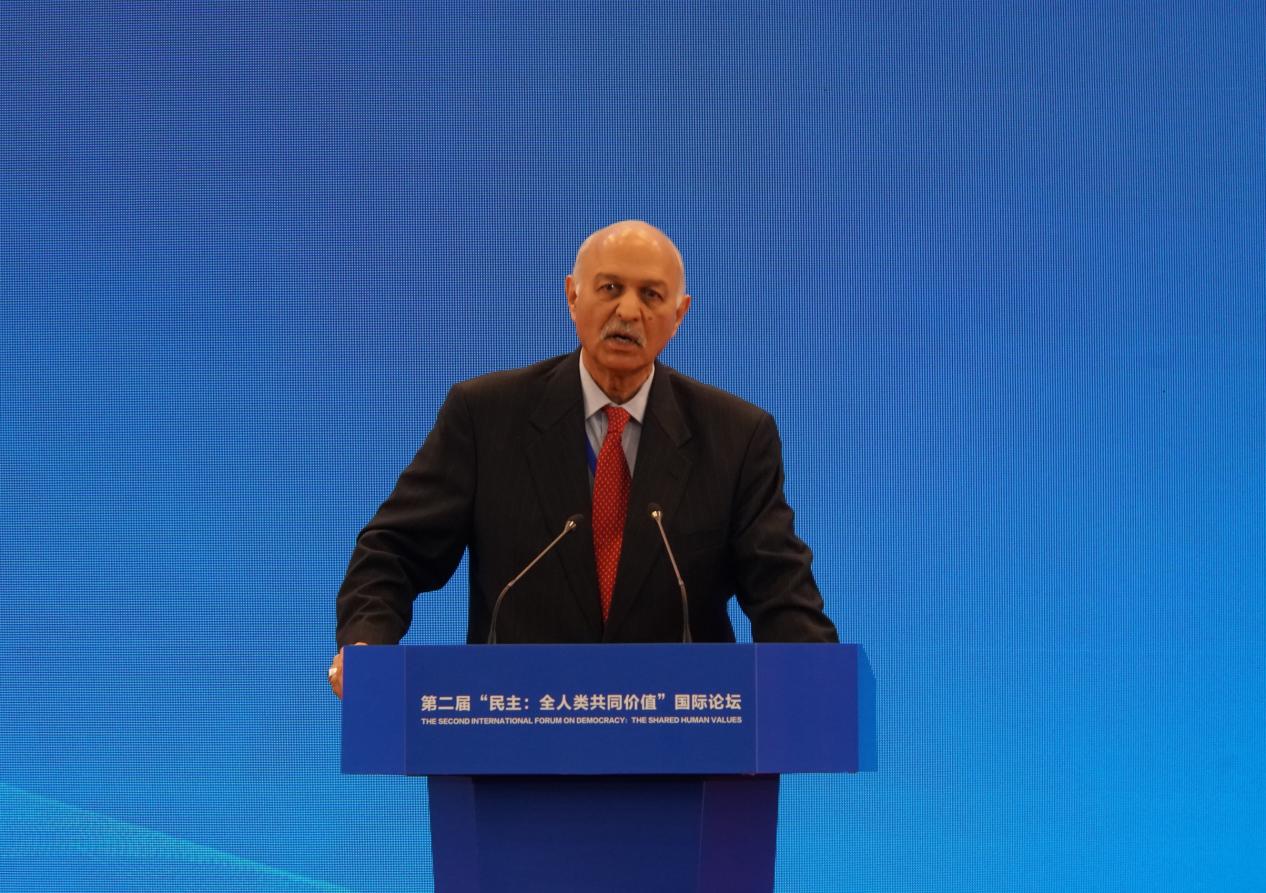 Demokrasi rakyat dalam seluruh proses yang dilaksanakan Tiongkok berdasarkan keadaan negaranya sendiri tidak hanya mendorong pembangunannya sendiri