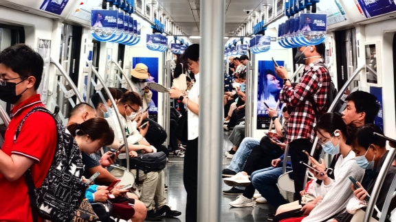 Setiap bulan lalu lintas penumpang meningkat sekitar 30 juta penumpang atau 11 persen