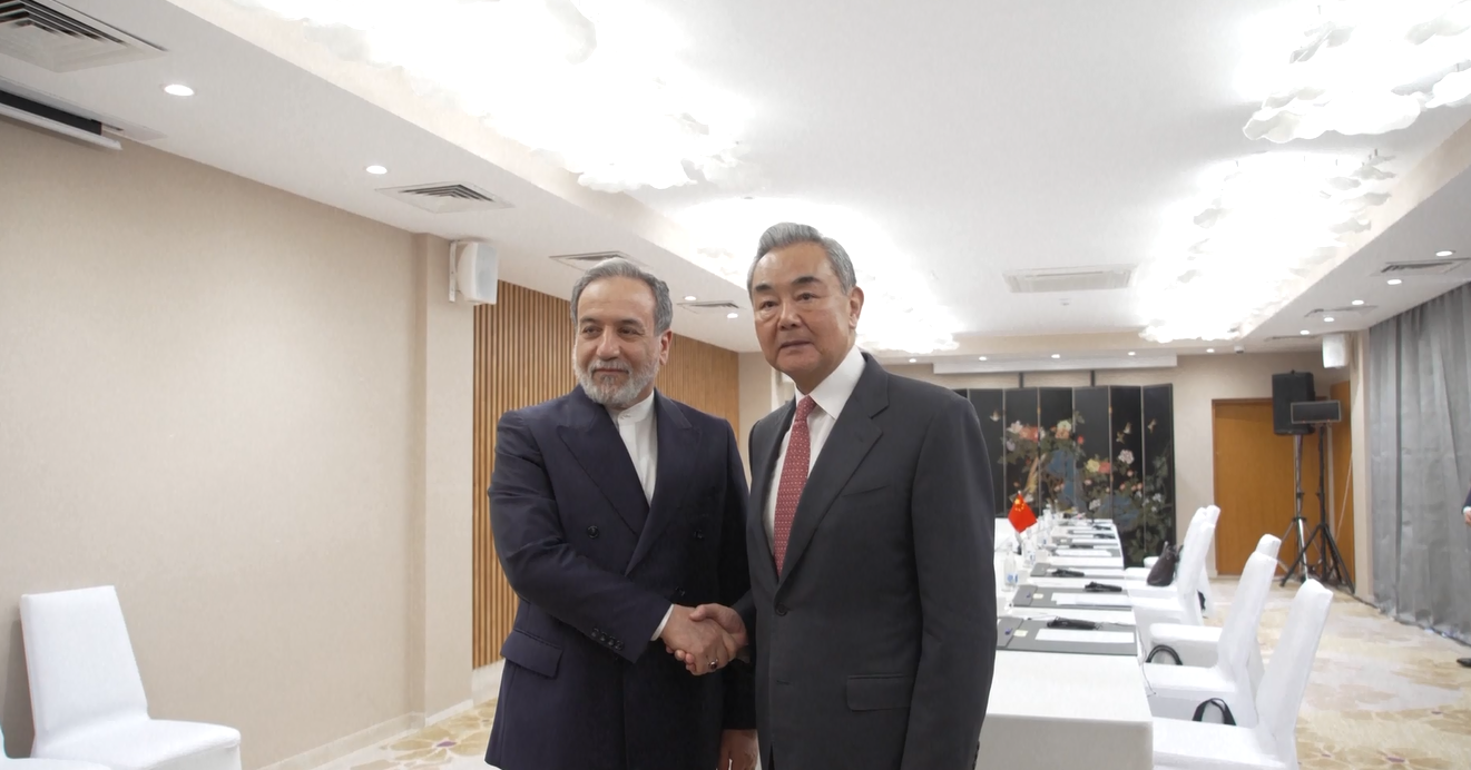 Menteri Luar Negeri Tiongkok bertemu dengan Menteri Luar Negeri Iran, Mendesak Dimulainya Kembali Negosiasi