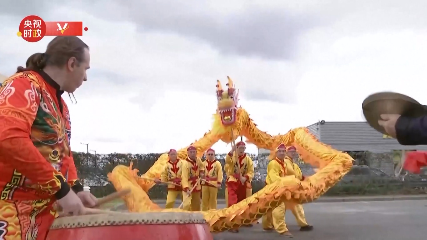 Kunjungan ini bertepatan dengan peringatan 60 tahun berdirinya hubungan diplomatik antara Tiongkok dan Prancis