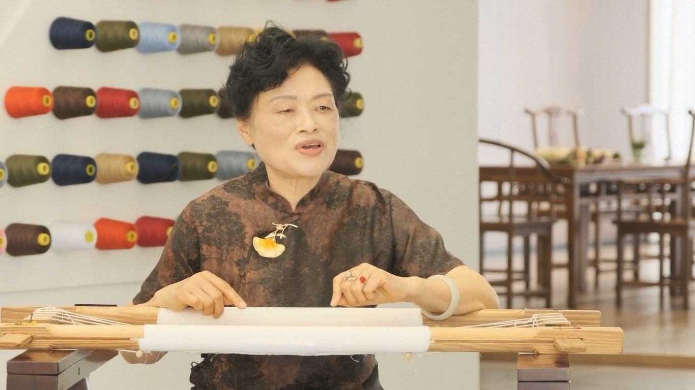 Sebagai satu-satunya gaya bordir di Tiongkok yang dinamai berdasarkan nama keluarga