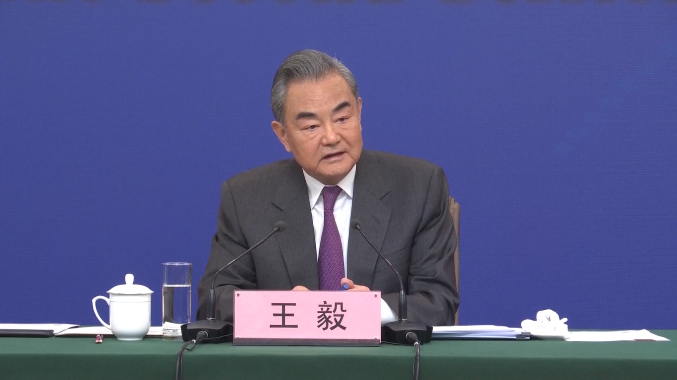 Wang mengatakan bahwa fokus utama Tiongkok adalah memastikan bahwa pengembangan AI harus kondusif bagi kesejahteraan seluruh umat manusia sesuai dengan etika dan norma-norma manusia