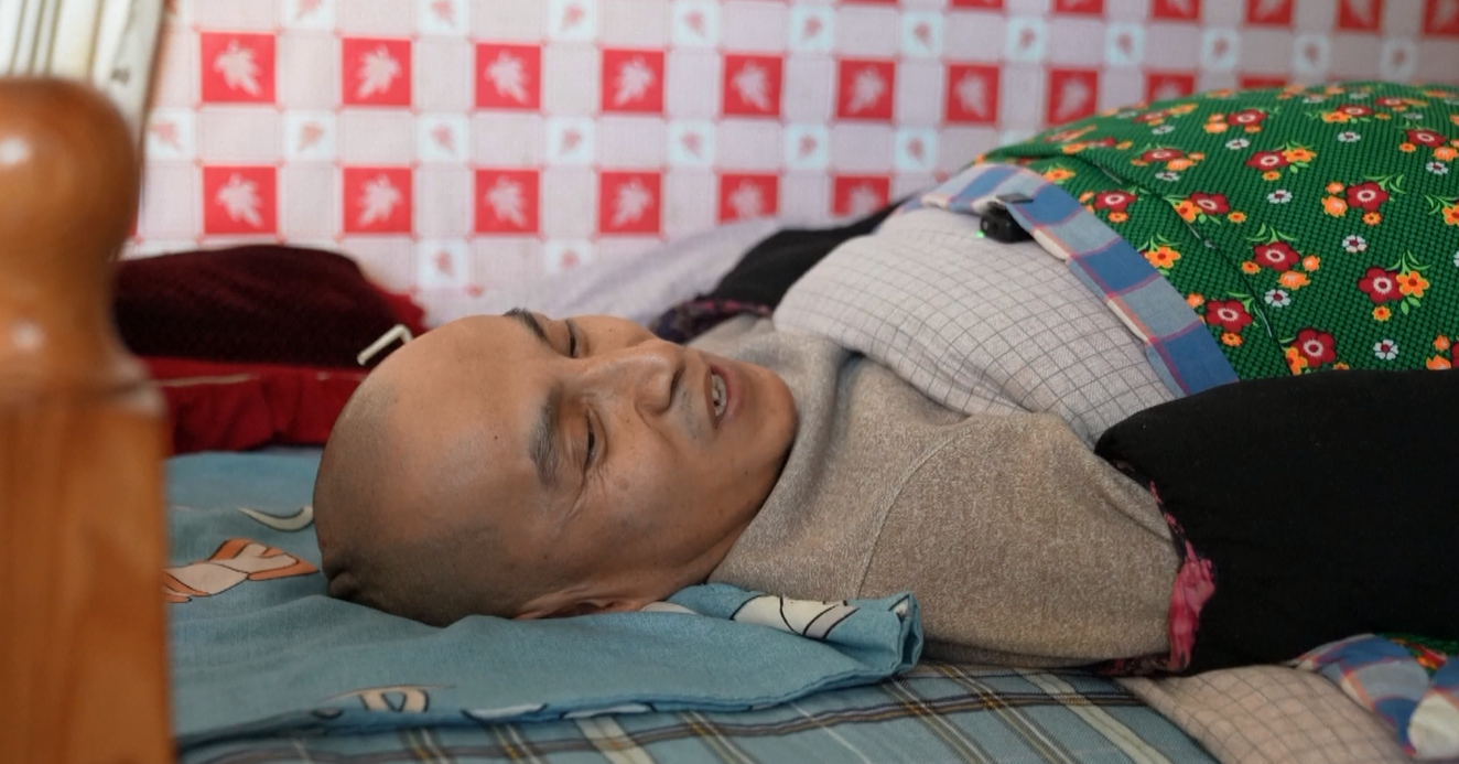 Penulis Tiongkok yang Terbaring Sakit Terbitkan Empat Novel dengan Mengetik Menggunakan Sumpit