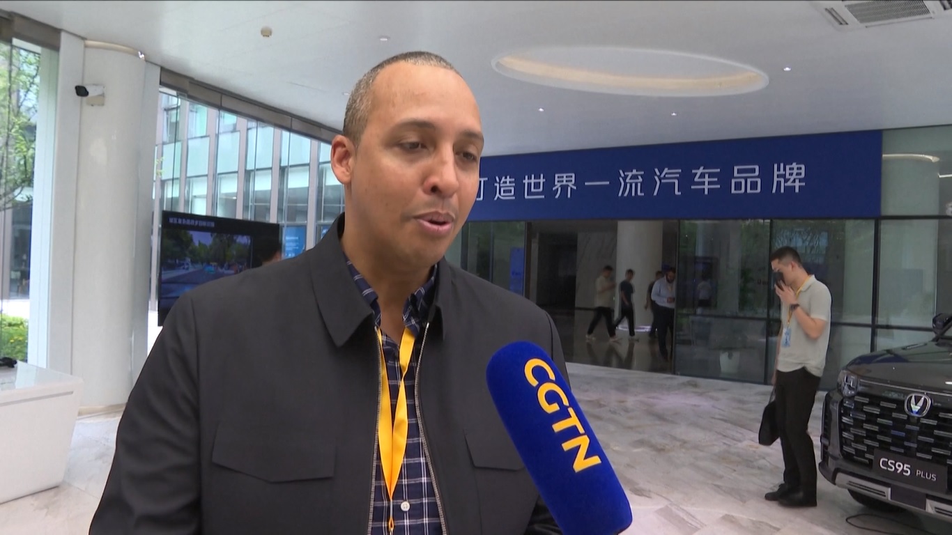Para diplomat meninjau mobil-mobil konsep futuristik dan berbagai desain kendaraan energi baru yang disesuaikan dengan segmen pasar yang berbeda