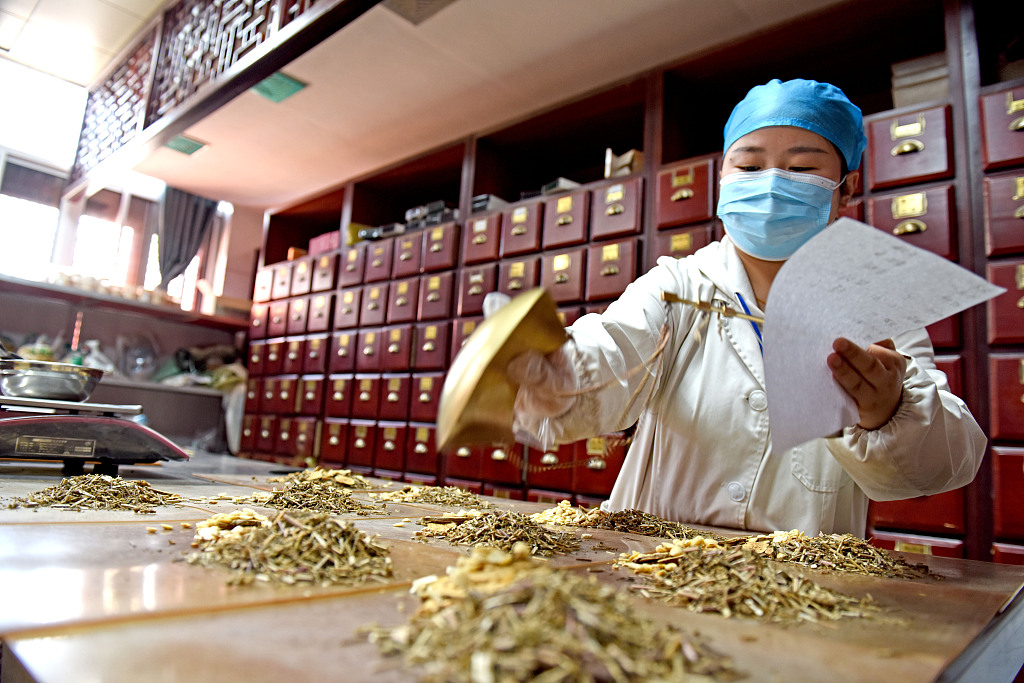 selama 3 tahun ini virus Corona terus mengalami mutasi strain mutasi Santara lain Alpha Beta Gama Delta dan Omicron berturut-turut mendatangkan tantangan baru kepada pencegahan dan pengontrolan wabah