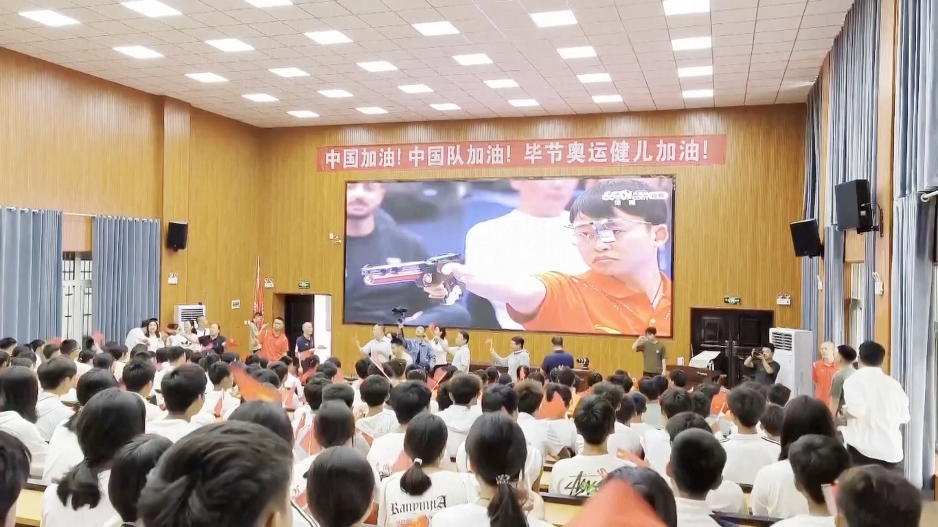 Penampilannya mengundang gelombang tepuk tangan di auditorium Sekolah Olahraga Kota Bijie di Provinsi Guizhou
