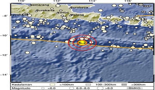 Badan Penanggulangan Bencana Daerah (BPBD) Kabupaten Jember segera menerjunkan tim reaksi cepat ke wilayah terdampak gempa dengan magnitudo (M) 6