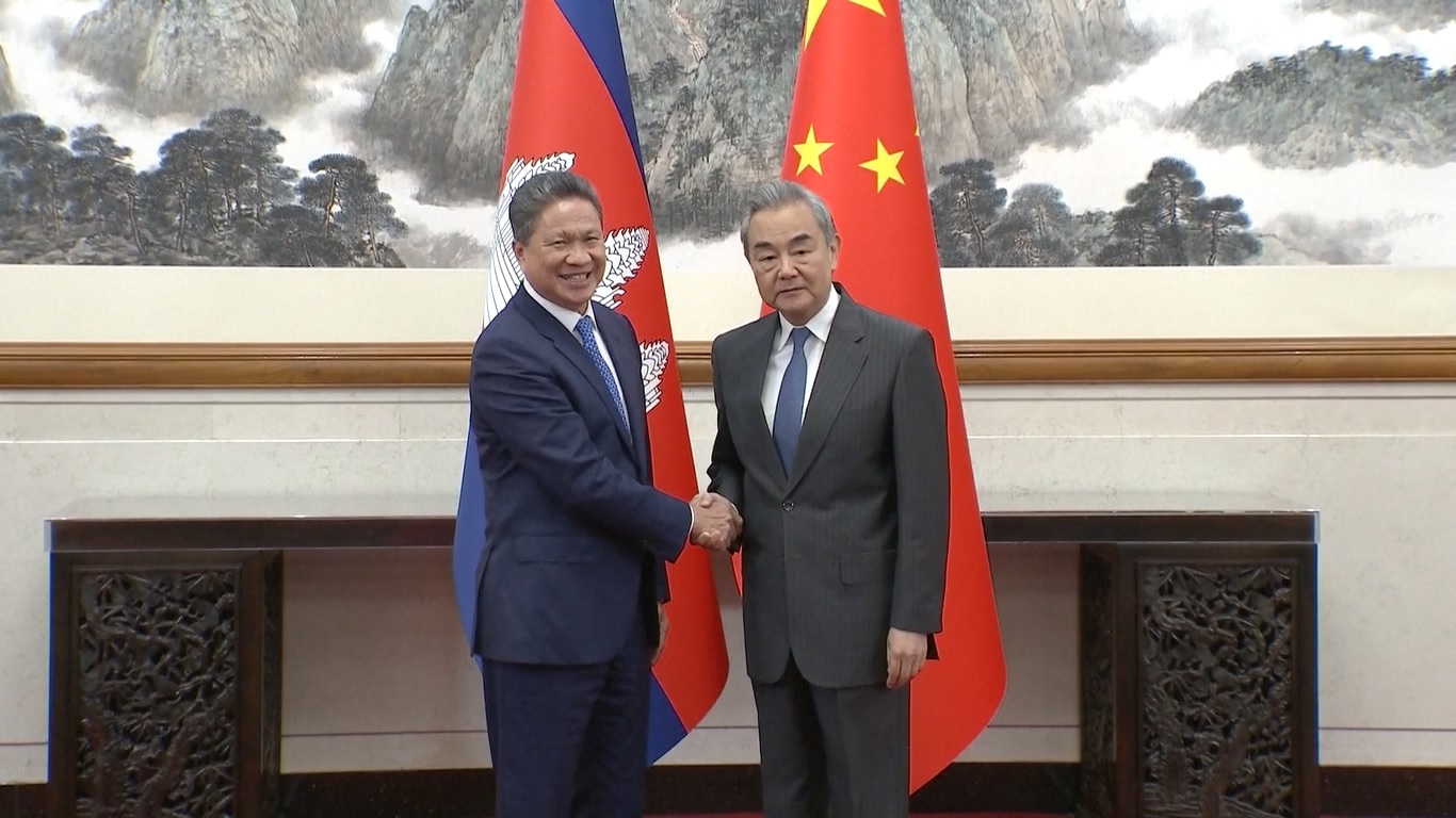 Menlu Tiongkok Bertemu dengan Wakil PM Kamboja di Beijing