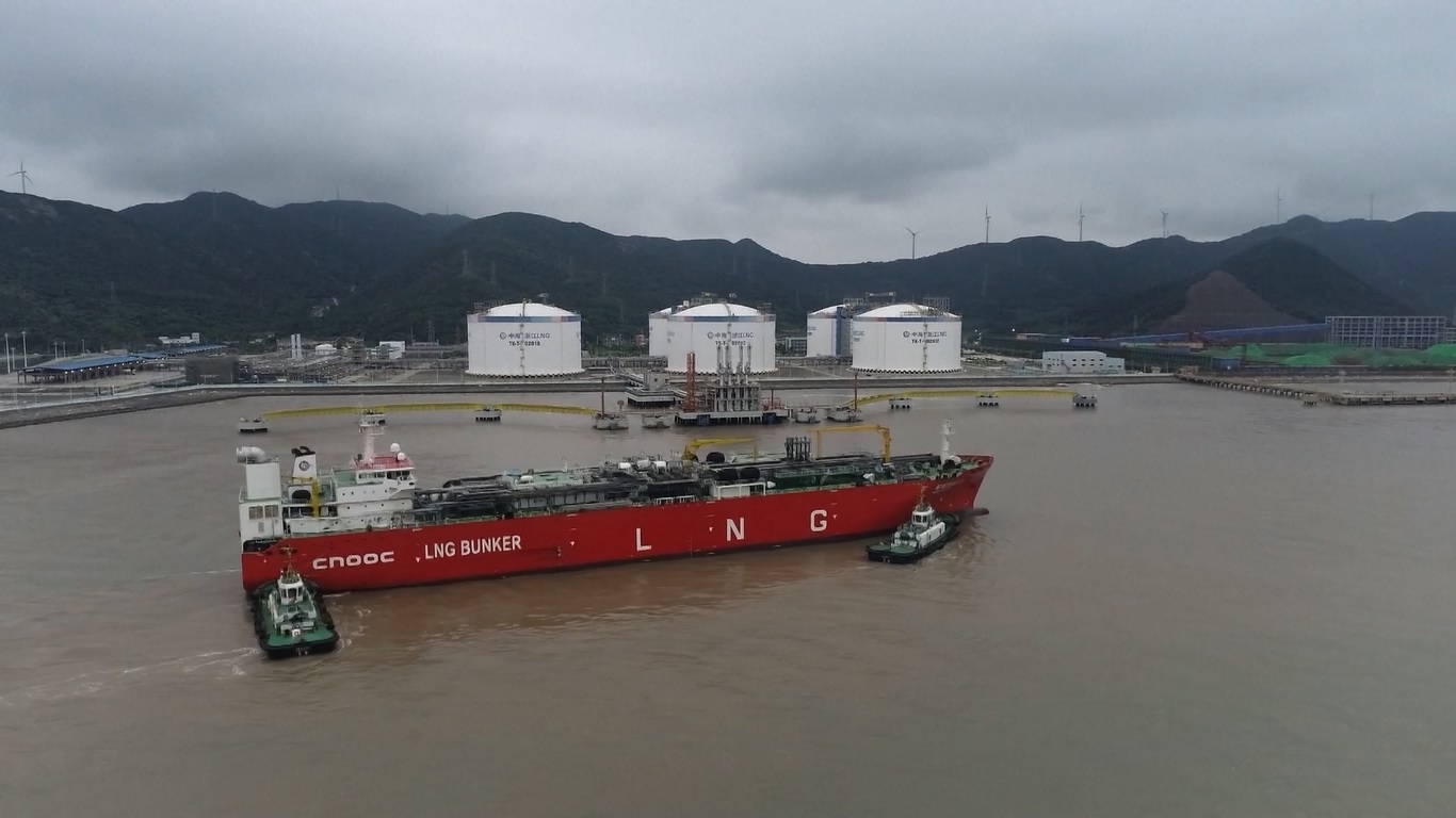 Kapal Tiongkok bernama Offshore Oil 301 tersebut berlabuh di terminal Pelabuhan Energi Hijau pada hari Minggu (11/6) untuk operasi pemuatan selama 14 jam