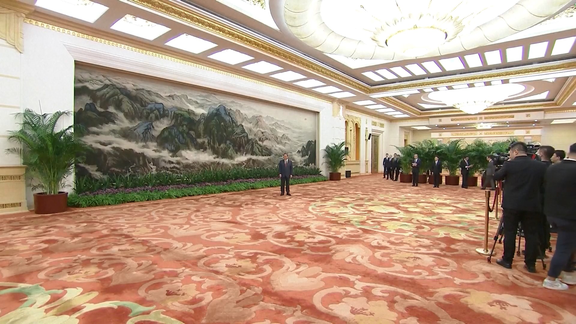 Perdana Menteri Tiongkok Li Qiang bertemu dengan utusan diplomatik baru dan perwakilan dari 52 negara dan organisasi internasional di Tiongkok pada hari Kamis di Beijing
