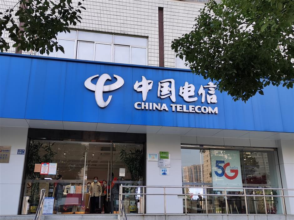 Turis atau orang yang baru pertama kali datang ke Shanghai harus mengajukan permohonan kartu SIM Tiongkok mereka di outlet perusahaan telekomunikasi domestik