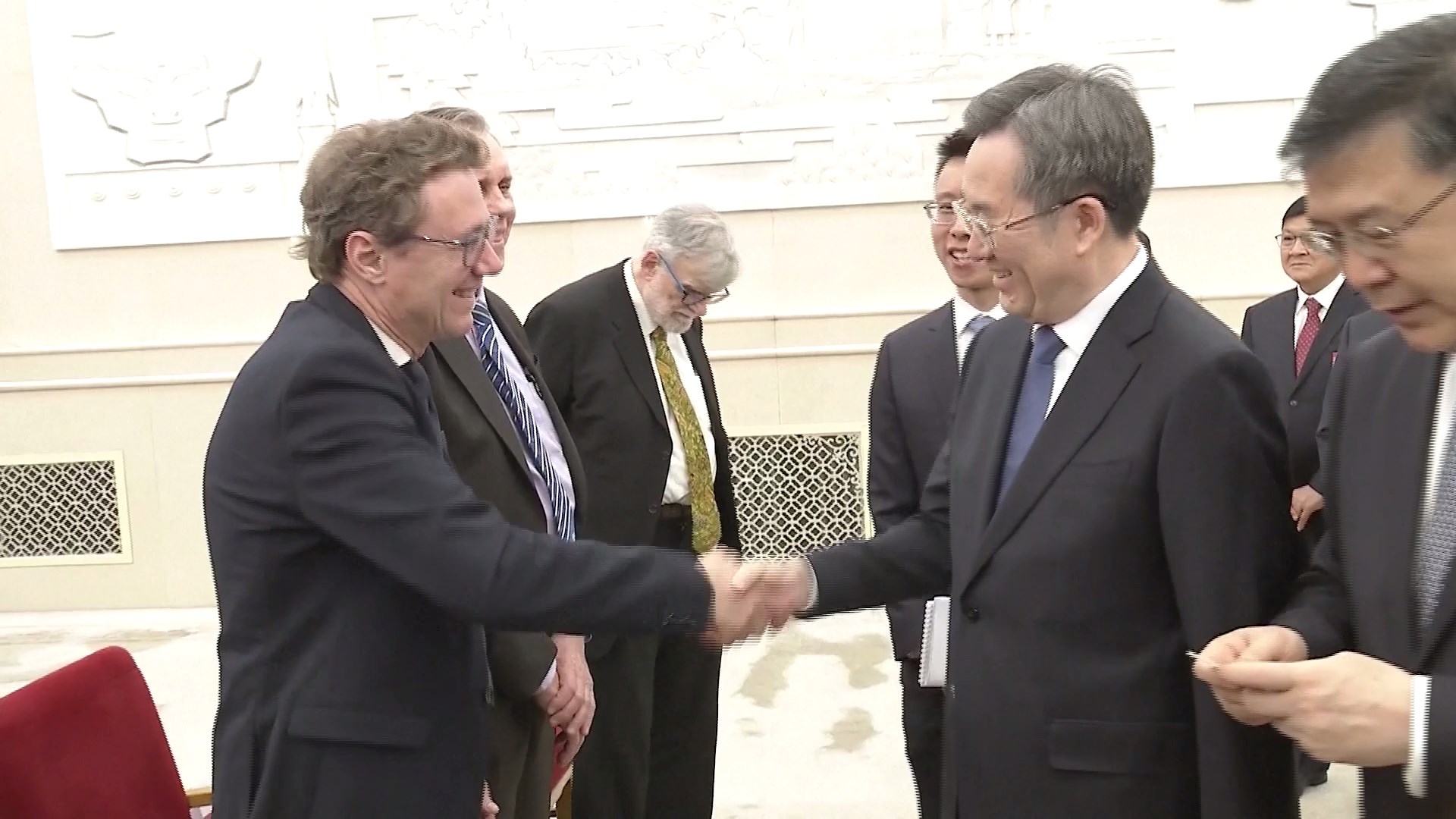  Wakil Perdana Menteri Tiongkok Ding Xuexiang bertemu dan menyerahkan medali kepada para ahli asing yang memenangkan Penghargaan Kerja Sama Sains dan Teknologi Internasional untuk tahun 2023 di Aula Besar Rakyat di Beijing pada hari Senin