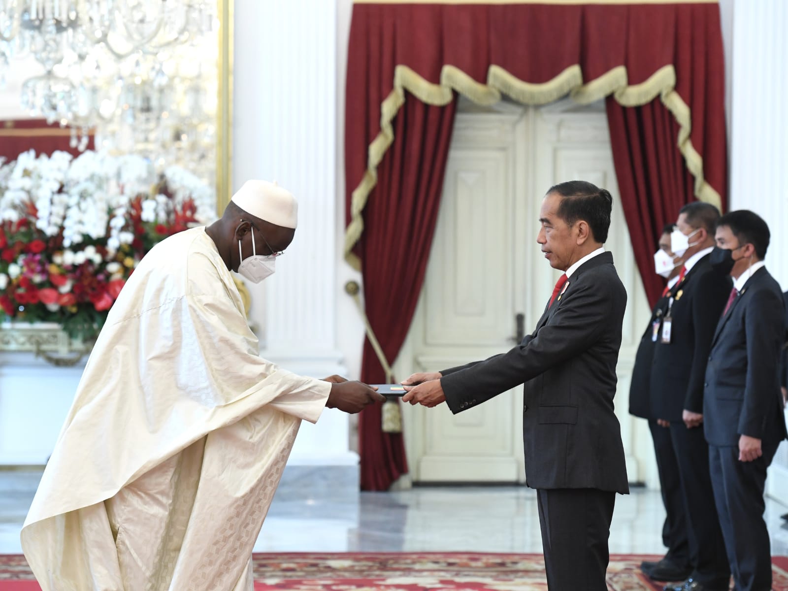 Presiden RI Joko Widodo (Jokowi) menerima surat kepercayaan dari enam duta besar (dubes) luar biasa dan berkuasa penuh (LBBP) negara-negara sahabat