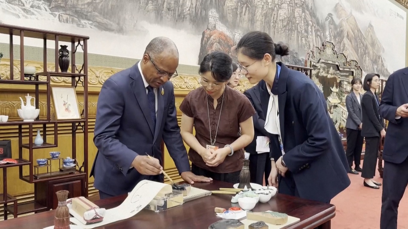 Presiden Tiongkok Xi Jinping dan istrinya Peng Liyuan menyelenggarakan jamuan makan besar untuk menyambut para tamu pada Rabu (4/9) malam