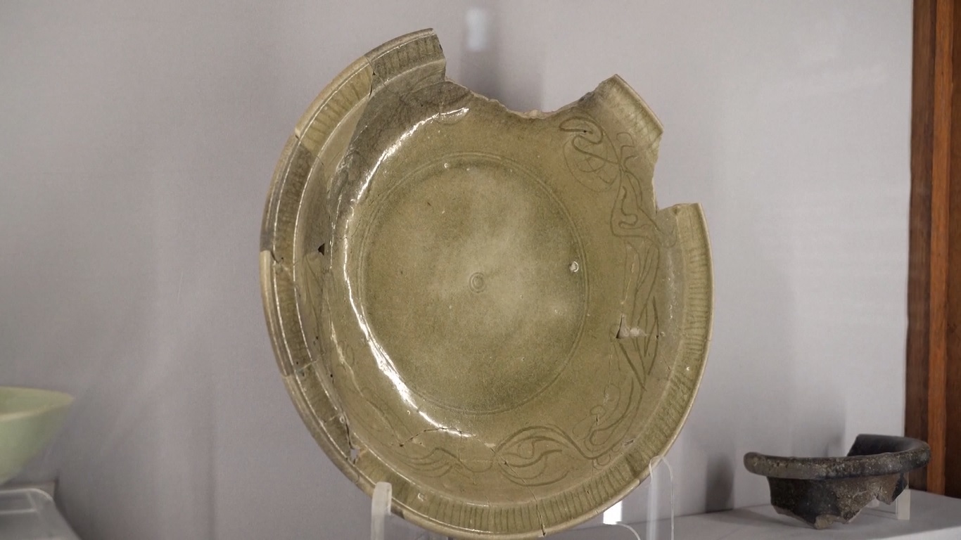 Tembikar Berlapis Kaca Hijau Berharga yang Dipamerkan di UEA Soroti Hubungan Arab-Tiongkok selama Berabad-abad