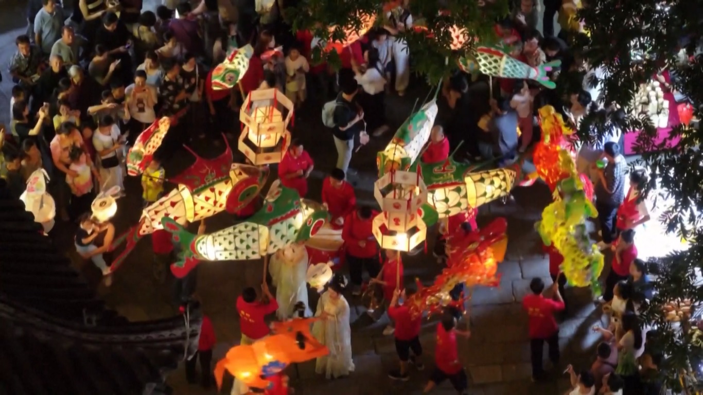Desa Kuno di Anhui Menyala dalam Parade Lentera untuk Festival Pertengahan Musim Gugur
