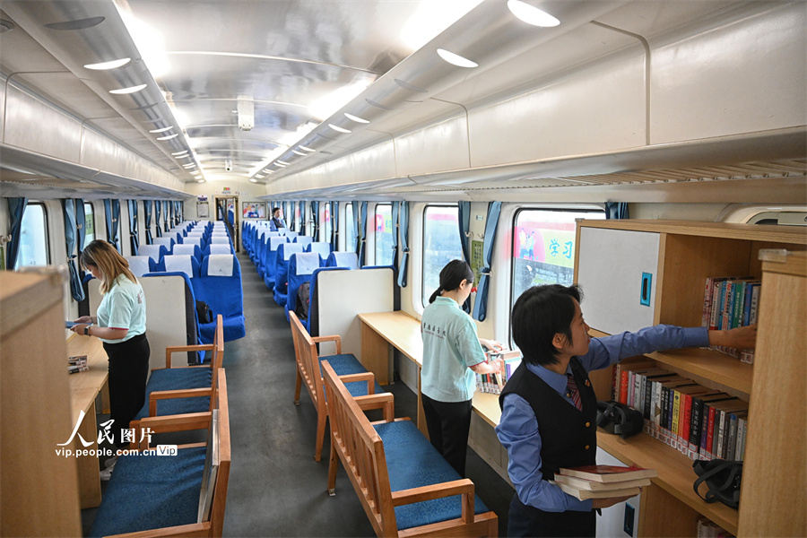 Perpustakaan di gerbong kereta ini dikelola Badan Perpustakaan Chongqing
